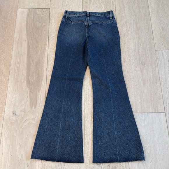 Express Mid Rise Dark Wash Raw Hem Yoke Seam 70’s Flare Jeans Size 4 Short NWT - Picture 7 of 12